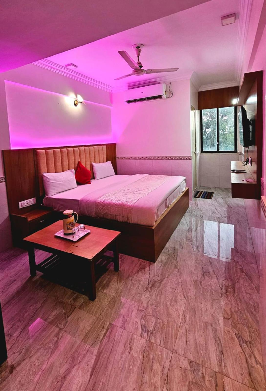 Hotel Runway Inn 아흐메다바드 외부 사진